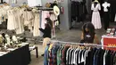 Orang-orang menelusuri pakaian yang dijual di dalam Grand Central Market di pusat kota Los Angeles, California, Jumat (11/3/2022). Laju inflasi AS pada Februari 2022 melonjak ke level tertinggi dalam 40 tahun. Ini didorong naiknya harga bensin, makanan dan perumahan. (Patrick T. FALLON/AFP)