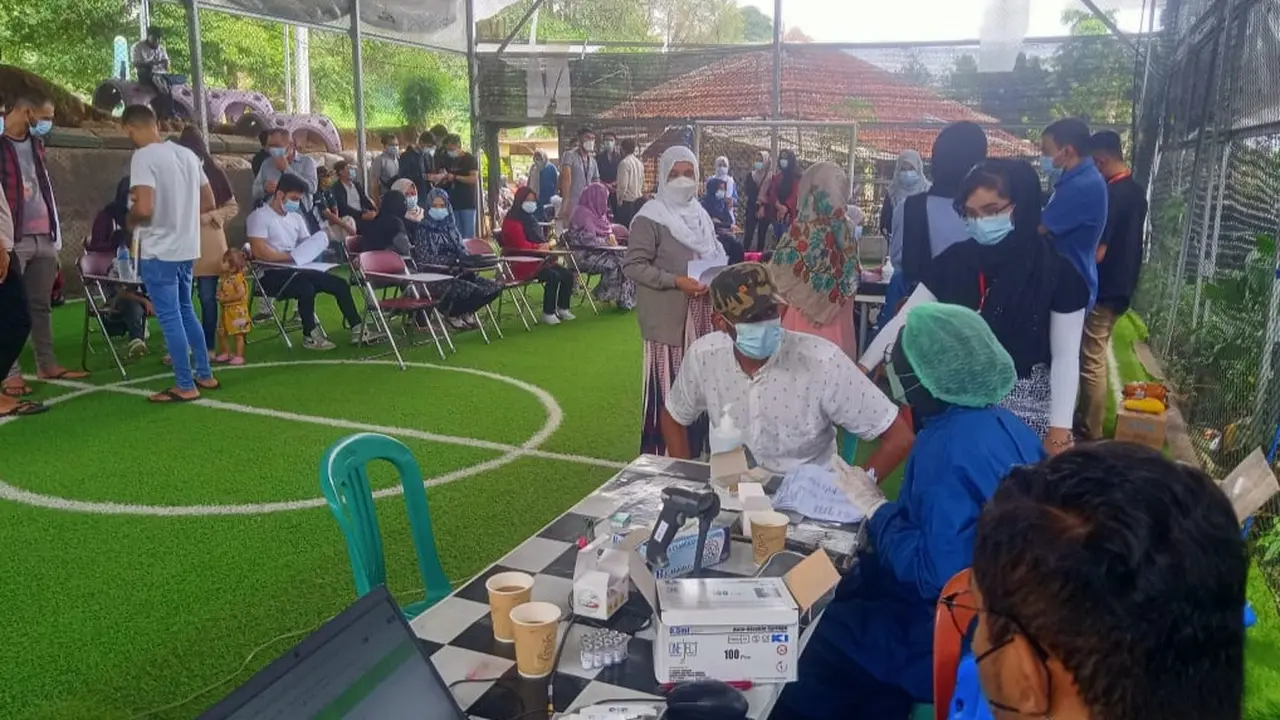 Ratusan imigran di Puncak Bogor, Jawa Barat, antre untuk mendapat suntikan vaksin Covid-19