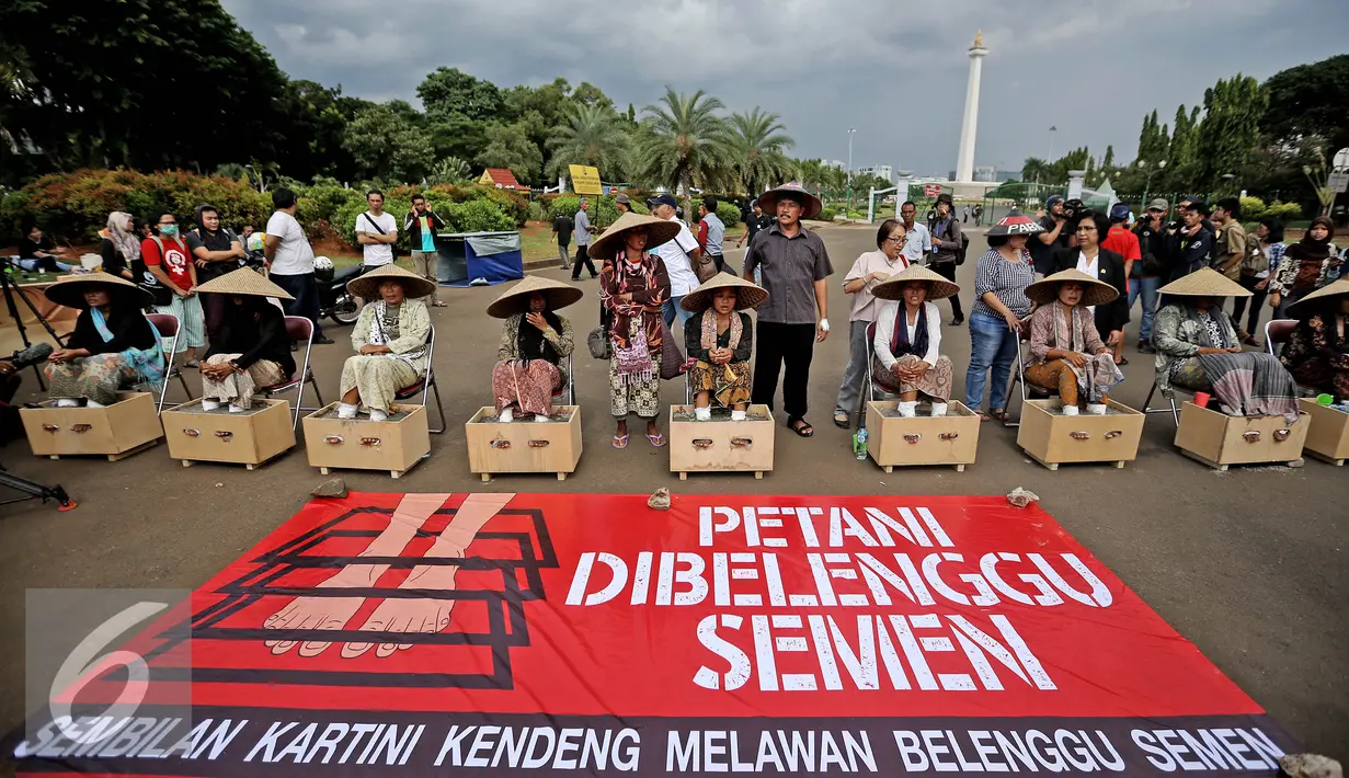 Suasana sembilan orang petani perempuan yang disemen kakinya saat mengelar aksi lanjutan di depan Istana Negara, Jakarta (13/4). Aksi tersebut sebagai penolakan terhadap tambang dan pabrik semen di Pegunungan Kendeng, Jateng. (Liputan6.com/Faizal Fanani)