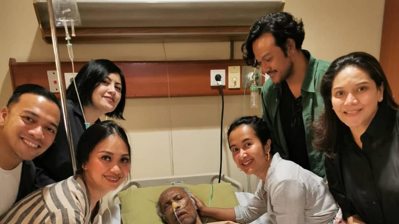 Chris Pattikawa bersama personel Be3. (Foto: Dok. Instagram @widimulia)