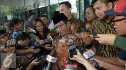 Koordinator Presidium KAHMI, Mahfud MD memberikan keterangan di Gedung KPK, Jakarta, Jumat (13/5/2016). Kedatangan Mahfud ke KPK untuk menjadi khatib Jumat di KPK. (Liputan6.com/Helmi Afandi)