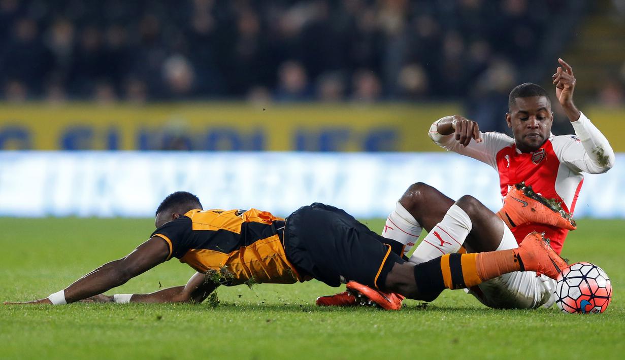 Pemain Hull City, Adama Diomande, terjatuh setelah berebut bola dengan pemain Arsenal, Joel Campbell, dalam partai ulang putaran kelima Piala FA di Stadion KC, Hull City, Rabu (9/3/2016) dini hari WIB. (Action Images via Reuters/Carl Recine)