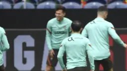 Pelatih Portugal, Fernando Santos memimpin sesi latihan di stadion Dragao di Porto (28/3/2022). Portugal akan menghadapi Makedonia Utara di final Play-off Jalur C Kualifikasi Piala Dunia 2022 zona Eropa. (AFP/Miguel Riopa)