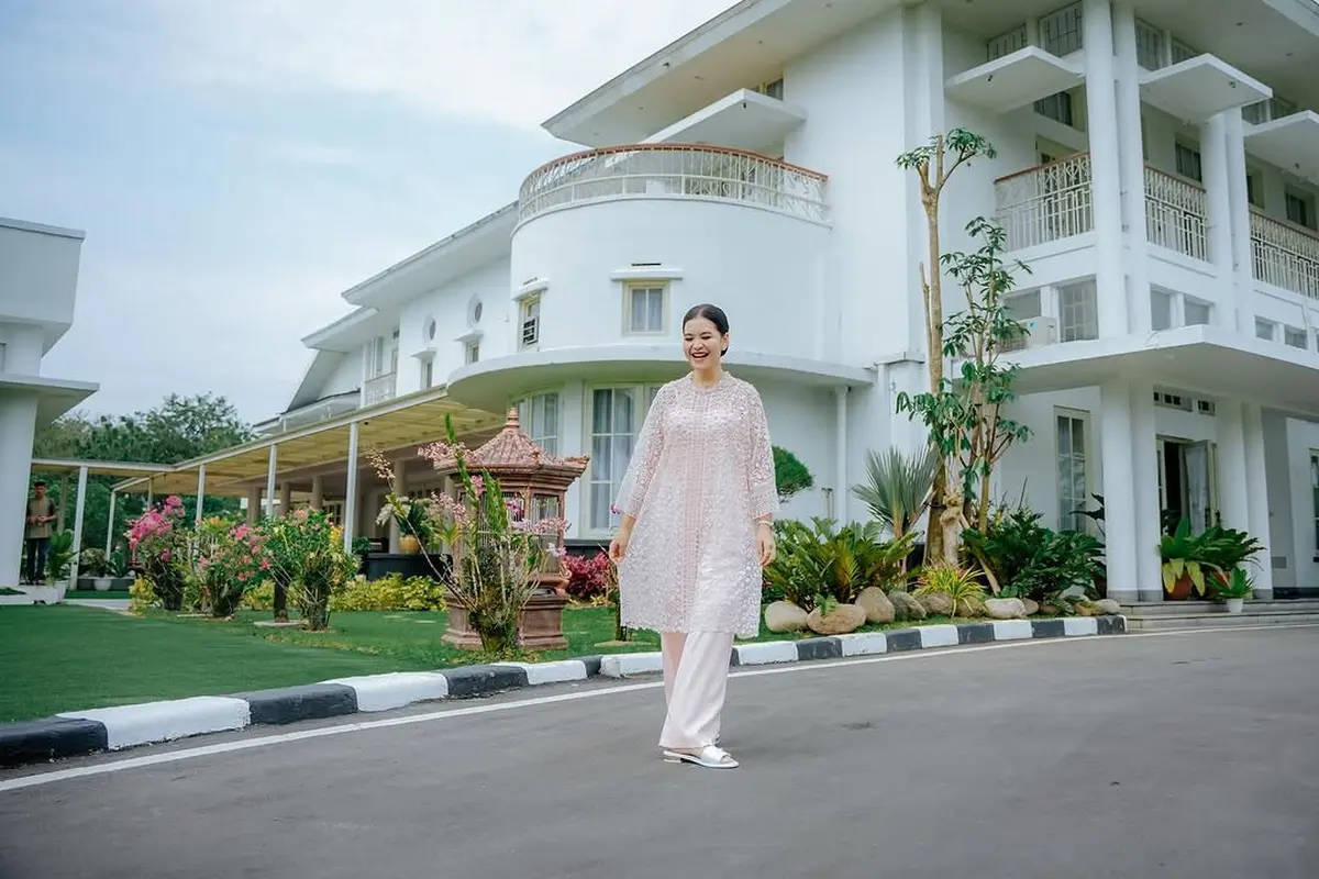 Gelar Open House, Kahiyang Ayu Tampil Anggun dengan Baju Kurung Pink Pastel di Hari Lebaran Ketiga