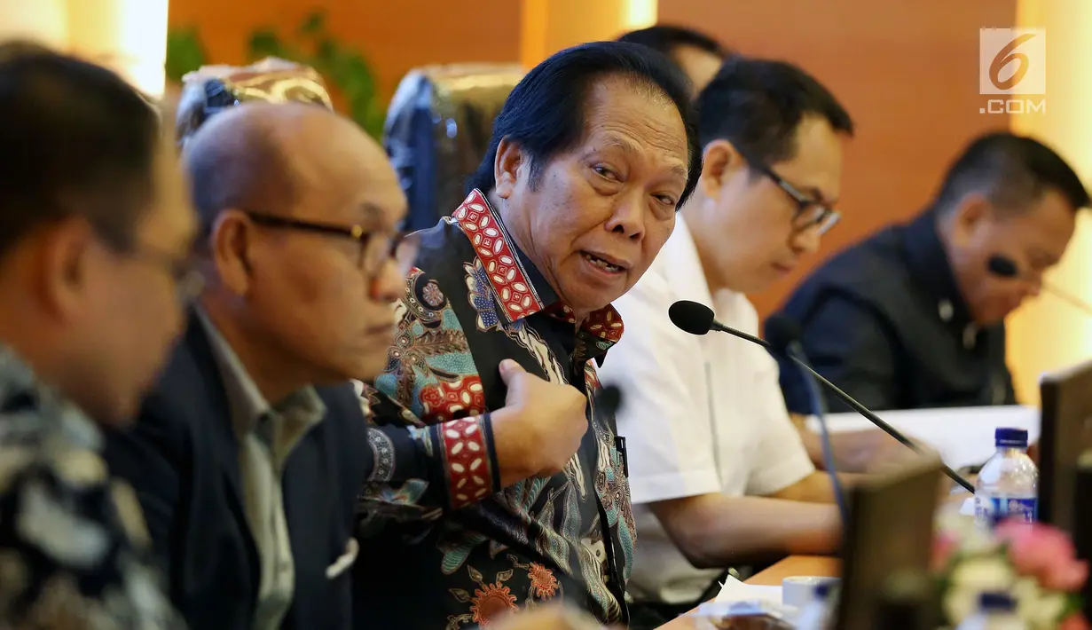 Ketua Badan Urusan Rumah Tangga (BURT) DPR yang baru Anton Sihombing memberi penjelasan dalam Seminar Nasional di Gedung Nusantara DPR, Jakarta (20/9). Pimpinan DPR RI menyebut bahwa kondisi Gedung DPR perlu ada perbaikan. (Liputan6.com/JohanTallo)