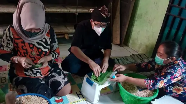 Bupati Banyumas, Achmad Husein di sentra produksi tempa, Pliken, Banyumas, Jawa Tengah. (Foto: Pemkab Banyumas/Liputan6.com)
