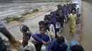 <p>Menteri Perubahan Iklim Pakistan Sherry Rehman mengatakan bahwa Karachi, kota terbesar di provinsi itu dengan populasi lebih dari 20 juta jiwa, tidak terancam langsung tetapi langkah-langkah darurat diambil.</p>