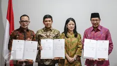 (Kiri-kanan) Hanif Dhakiri, Yuddy Chrisnandi, Puan Maharani dan Lukman Hakim (kanan) menunjukan draft Surat Keputusan Bersama (SKB) Libur Nasional dan Cuti Bersama tahun 2016, Jakarta, Kamis (25/6/2015). (Liputan6.com/Faizal Fanani) 
