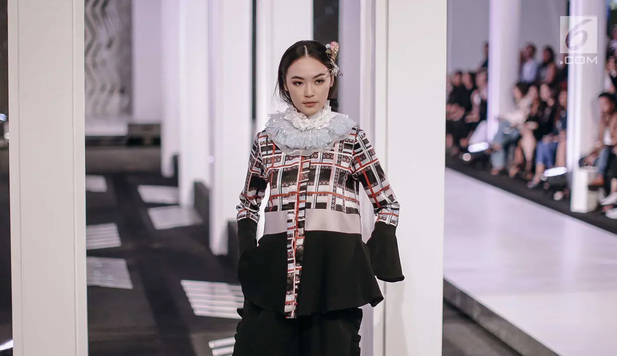 Gaya model cantik saat mengenakan busana rancangan Rinda Salmun bertajuk 'No.2' dalam Fashion Nation 2018 di Senayan City, Jakarta, Rabu (18/4). (Liputan6.com/Faizal Fanani)
