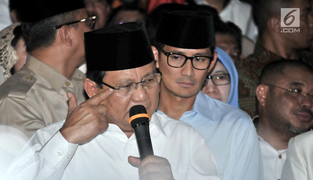 Capres yang juga Ketua Umum Partai Gerindra, Prabowo Subianto dan cawapres Sandiaga Uno memberikan keterangan pers saat deklarasi capres-cawapres di Kertanegara, Jakarta, Kamis (9/8). (Merdeka.com/Iqbal S Nugroho)
