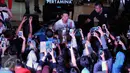 Pembalap F1 Indonesia, Rio Haryanto berpose di depan ratusan penggemarnya saat Meet and Great di Mall Kota Kasablanka, Jakarta, Kamis (7/4/2016). Rio, pembalap Indonesia pertama yang turun di ajang balap Formula 1. (Liputan6.com/Helmi Fithriansyah)