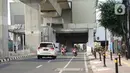 Pengendara sepeda motor melawan arus saat melintas di kolong Stasiun MRT Blok A, Jakarta, Selasa (29/9/2020). Kurangnya sanksi tegas bagi pelanggar lalu lintas membuat sebagian pemotor nekat melawan arus di jalur satu arah itu, meski dapat membahayakan keselamatan. (Liputan6.com/Immanuel Antonius)