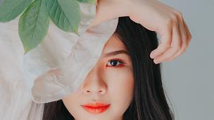 Ilustrasi mengaplikasikan makeup. (dok. pexels.com/Asnida Riani)