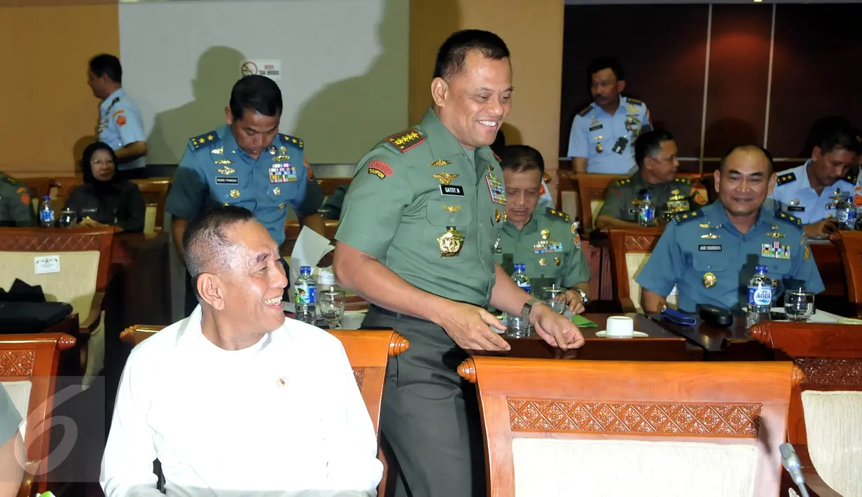 Menhan Ryamizard Ryacudu (kiri) dan Panglima TNI Gatot Nurmantyo saat Raker dengan Komisi I DPR di Senayan, Jakarta, Senin (19/10/2015). Raker membahas evaluasi pelaksanaan Minimum Essensial Force (MEF) Tahap I dan Tahap II. (Liputan6.com/JohanTallo)