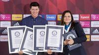 Striker Bayern Munchen, Robert Lewandowski (kiri), memamerkan empat penghargaan Guinness Book of Records yang diraihnya pada Senin (30/11/2015). (dok. FC Bayern)