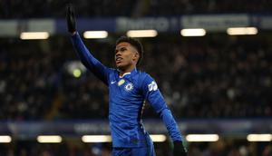 Gelandang Chelsea asal Brasil #41, Estevao, merayakan gol kedua mereka dalam pertandingan fase grup Liga Champions antara Chelsea dan Barcelona di Stamford Bridge, London, Rabu (26-11-2025). (Adrian Dennis/AFP)