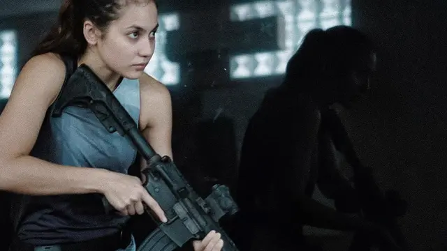 6 Gaya Pevita Pearce Latihan Menembak Ini Bak Angelina Jolie