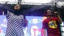 Grup band Kotak dan Tipe-X tampil pada acara doa bersama dan konser amal Salam Satu Jiwa di Bekasi, Jawa Barat, Minggu (8/1/2023). Konser ini merupakan bentuk dukungan dan solidaritas terhadap korban tragedi Kanjuruhan Malang. (Liputan6.com/Herman Zakharia)