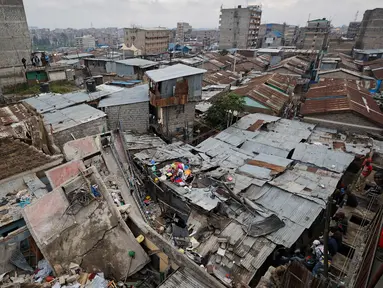 Pemandangan puing-puing dari bangunan lima lantai yang runtuh di daerah permukiman ibu kota Kenya, Nairobi, Minggu (4/6). Akibat insiden ini, tiga orang tewas seketika tertimpa reruntuhan. (AP Photo/Ben Curtis)