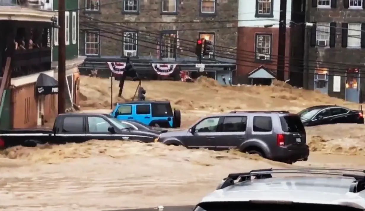 Sejumlah mobil terjebak dalam banjir yang menggenangi Ellicott City, Maryland (27/5). Akibat banjir ini jalan utama berubah layaknya sungai dan menyapu sejumlah mobil yang terparkir. (Libby Solomon/ The Baltimore Sun via AP)
