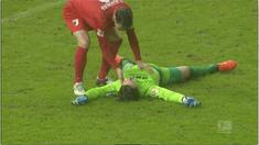 Kiper FC Augsburg, Marwin Hitz pingsan kala bertabrakan dengan Vedad Ibisevic, striker Hertha Berlin pada lanjutan Bundesliga pekan ini. Namun ia sadar dan mampu melanjutkan pertandingan.