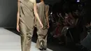 Model membawakan busana karya Jeffry Tan yang berkolaborasi dengan shampo Serasoft di Jakarta Fashion Week (JFW) 2018 di Senayan City, Jakarta, Selasa (25/10). Rancangan kali ini bertema Prime Collection. (Liputan6.com/Herman Zakharia)