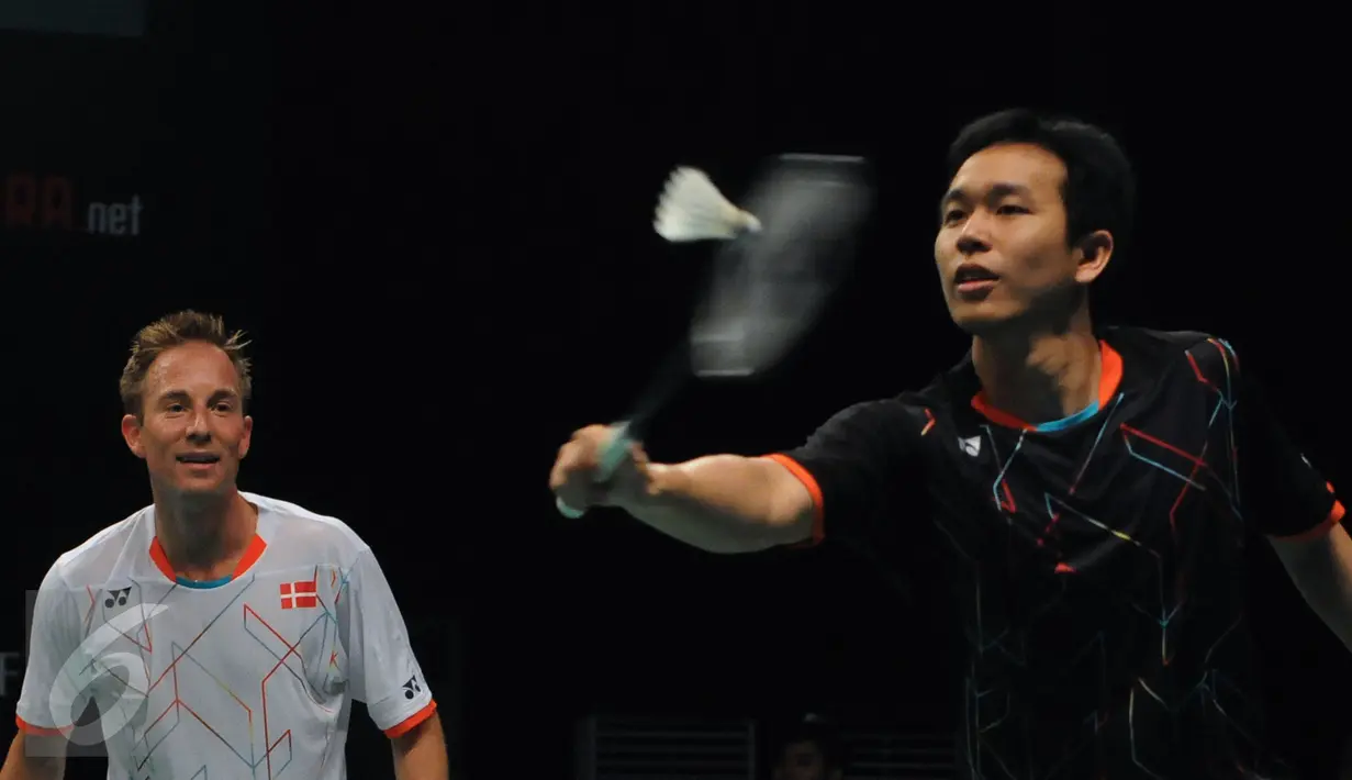 Peter Gade Christensen (kiri) bersama Hendra Setiawan saat melakukan laga eksebisi The Legends Vision di GOR Asia Afrika, Senayan, Jakarta, Senin (17/8/2015). Laga ini promosi buat para pebulutangkis muda. (Liputan6.com/Helmi Fithriansyah)