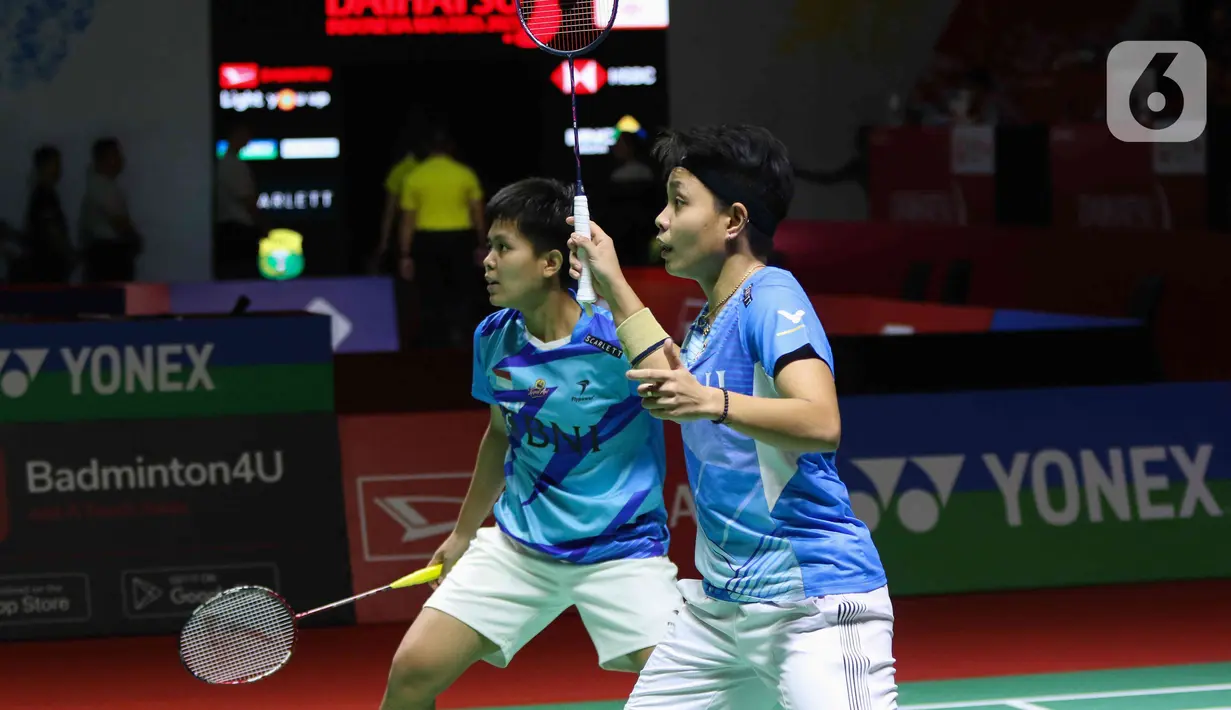 Ganda putri bulu tangkis Indonesia Apriyani Rahayu/Siti Fadia Silva Ramadhanti mengembalikan kok ke arah pebulu tangkis China Taipei Chang Ching Hui/Yang Ching Tun pada babak pertama atau 32 besar Indonesia Masters 2023 di Istora Senayan, Jakarta, Rabu (25/1/2023).Kemenangan ini membuat Apri/Fadia melaju ke babak 16 besar Indonesia Masters dan akan menghadapi wakil China Taipei lainnya, Hu Ling Fang/Lin Xiao Min. (Liputan6.com/Herman Zakharia)