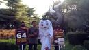 Untuk menyemarakkan turnamen sepak bola paling akbar di dunia ini, EMTEK mengajak La'eeb, maskot Piala Dunia 2022 untuk berkeliling Indonesia. Sejak kemarin, Jumat (21/10/2022), La'eeb telah berada di kota pahlawan, Surabaya untuk menyapa masyarakat setempat. (Procomm Surya Citra Media)
