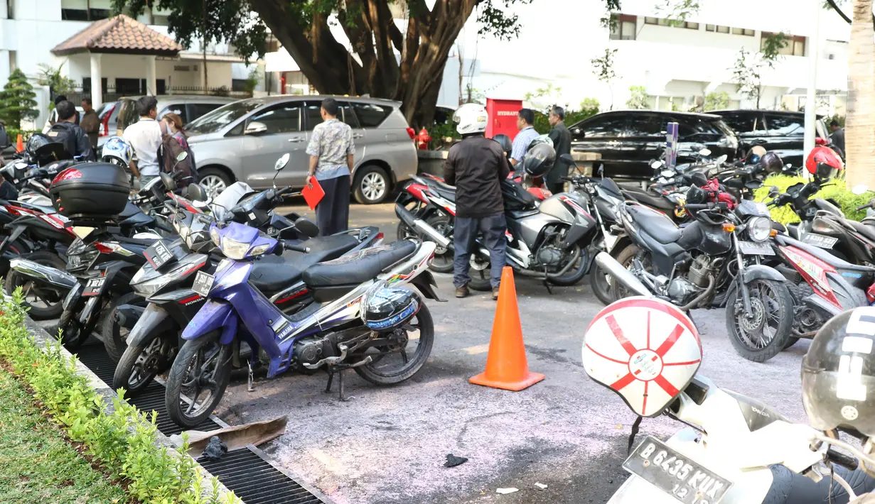 Lokasi kejadian sepeda motor yang meledak di parkiran Kemlu, Jakarta, Rabu (7/8/2019). Ledakan motor tersebut di duga akibat konsleting. alam kejadian tersebut beberapa motor ikut terbakar akibat terparkir bersebelahan. (Liputan6.com/Angga Yuniar)