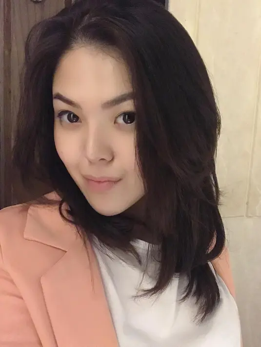 Dalam keterangannya, Tina mengajak tidak malu menggunakan sandal jepit. "Jangan Malu Bersandal Jepit Sederhana Kalau Yg Kamu Lakukan Tdk Sederhana dan Bermanfaat Serta Berdampak Positif Buat Banyak Orang." tulisnya. (Instagram/tinatoon101)