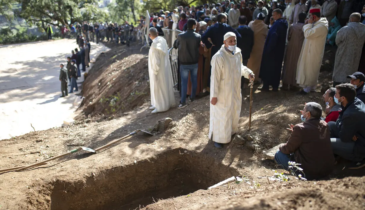 Seorang pria tua berdiri di samping makam yang digali untuk Rayan Oram (5) di Desa Ighran, Provinsi Chefchaouen, Maroko, 7 Februari 2022. Rayan Oram meninggal setelah terjebak selama lima hari dalam sumur kering sedalam 32 meter. (AP Photo/Mosa'ab Elshamy)
