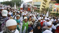 Ribuan massa FPI berunjuk rasa di Mabes Polri, Jakarta, Senin (16/1). Irjen Anton Charliyan dinilai telah melakukan pembiaran dan mengakibatkan terjadinya penyerangan dan penganiayaan terhadap massa FPI oleh LSM GMBI. (Liputan6.com/Immanuel Antonius)