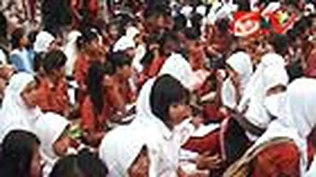 Sekolah Disegel, Ratusan Siswa Belajar di Jalan