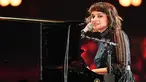 Penyanyi Norah Jones memainkan piano di atas panggung selama MusiCares Person of The Year 2019 untuk menghormati Dolly Parton di Los Angeles Convention Center, California (8/2). (AFP Photo/ Frazer Harrison)
