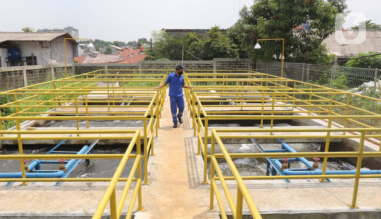 Petugas memeriksa instalasi pengolahan air limbah di Jagakarsa, Jakarta, Kamis (19/11/2020). Dinas Sumber Daya Air DKI Jakarta menyiapkan Sistem Pengelolaan Air Limbah Domestik Terpusat (SPALD-T) skala perkotaan dan permukiman. (Liputan6.com/Herman Zakharia)