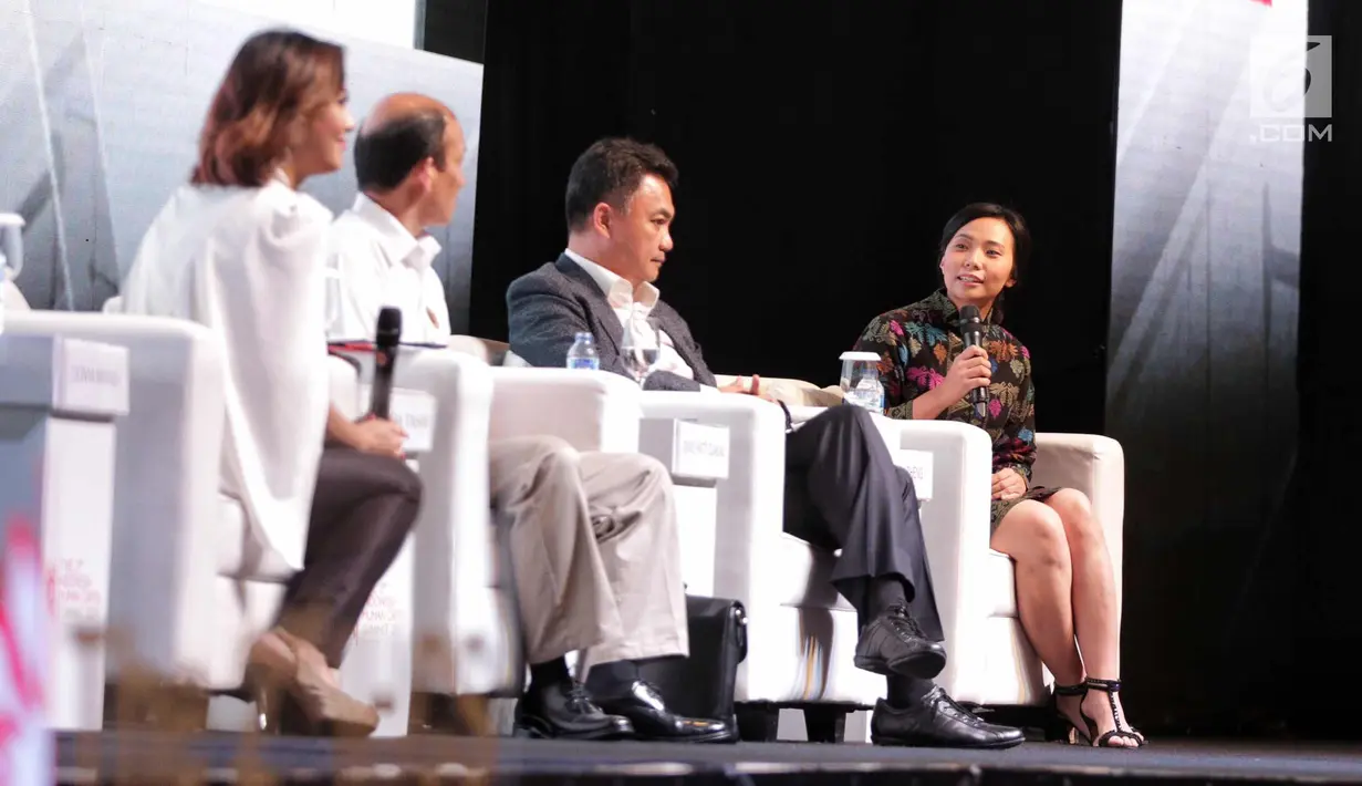 Sutradara Hollywood asal Indonesia Livi Zheng (kanan) memberi pemaparan menjadi pembicara dalam Forum Human Capital Indonesia (FHCI) di Jakarta, Kamis (9/11). (Liputan6.com/Faizal Fanani)