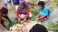 Ritual barapen atau memasak dengan bakar batu, menjadi salah satu cara untuk menghentikan konflik di Papua. (Liputan6.com/Katharina Janur)