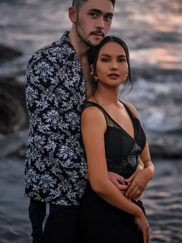 7 Prewedding Valerie Krasnadewi dan Kekasih di Pinggir Pantai Ini Curi Perhatian
