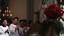 Misa pertama adalah Misa Pontifikal. Misa ini dipimpin oleh Kardinal Ignatius Suharyo, Uskup Keuskupan Agung Jakarta, dengan konselebran para kuria Keuskupan Agung Jakarta. Tampak dalam foto, paduan suara saat mengiringi Misa Pontifikal Natal di Gereja Katedral Jakarta, Kamis (25/12/2025). (Kapanlagi.com/Budy Santoso)