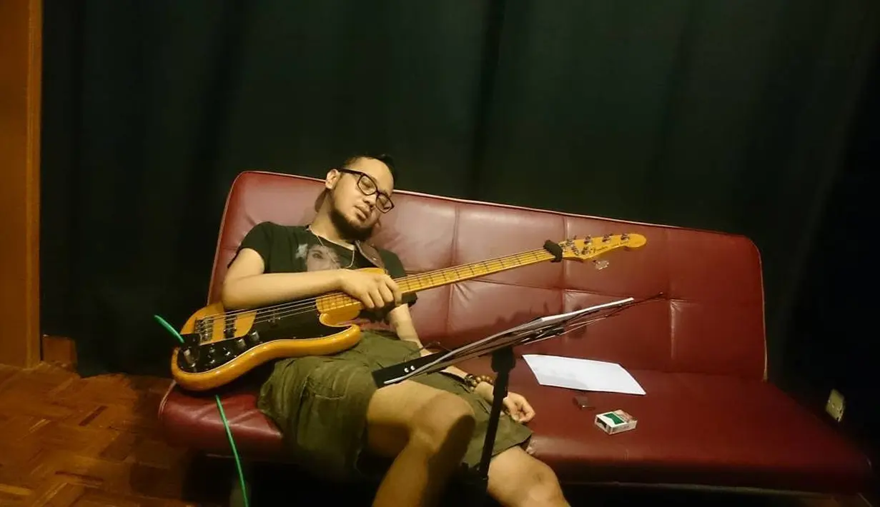 Kabar duka kembali menyelimuti dunia hiburan Indonesia. Lantaran bassist dari grup Kerispatih, Andika Putrasahadewa meninggal dunia pada Selasa (10/4/2018). (Foto: instagram.com/dikabassman)