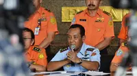 Kepala Basarnas Marsekal Madya TNI F Henry Bambang Soelistyo menggelar konferensi pers di kantornya, Jakarta, Rabu (31/12/2014). (Liputan6.com/Faisal R Syam)