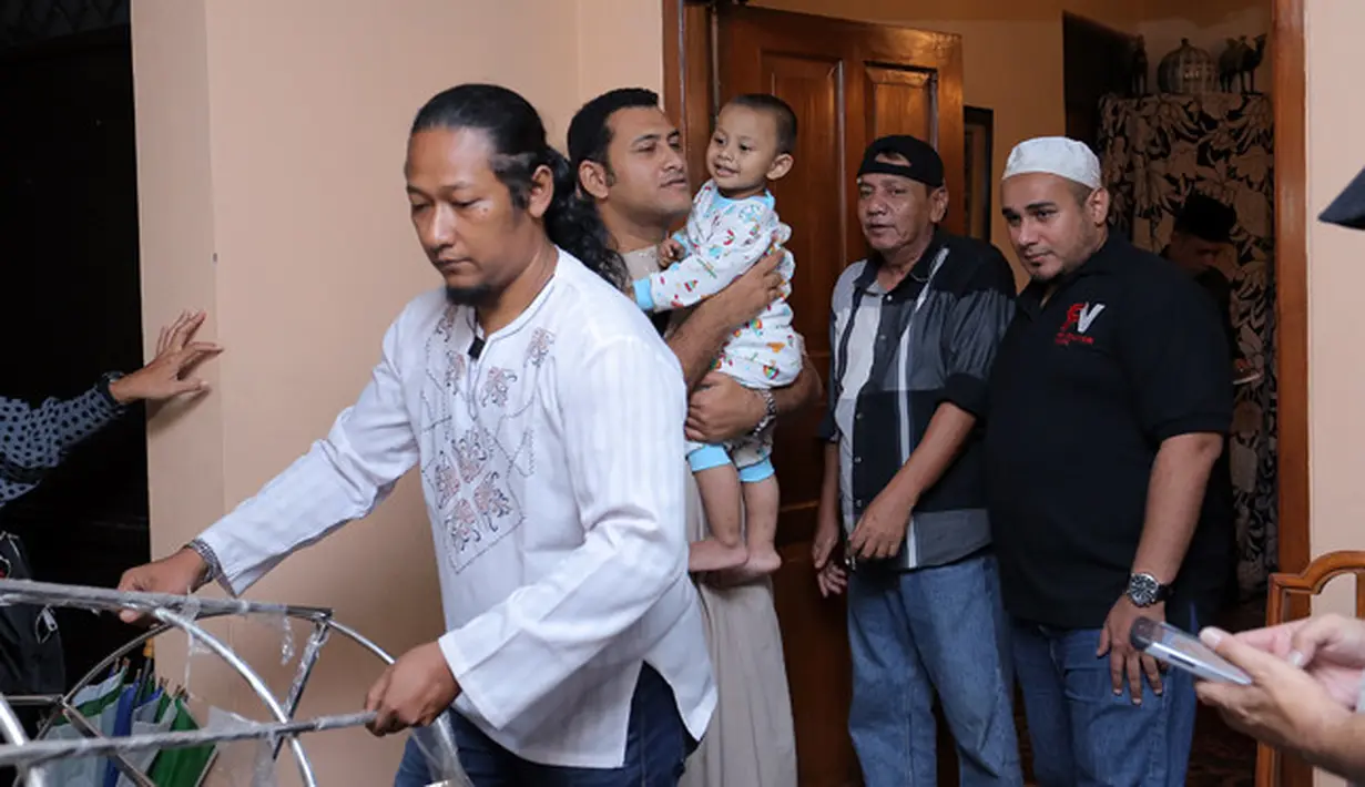 Sebelum meninggal dunia, mendiang istri Said Bajuri ini memang dikabarkan mengidap penyakit kanker sejak akhir tahun 2017 lalu. Sebagai suami, Said pun tampak selalu ada di sisinya selama menjalani pengobatan. (Deki Prayoga/Bintang.com)