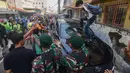 Massa merusak dan membakar kendaraan roda empat yang terparkir di depan Mako Korps Brimob Polda Metro Jaya di kawasan Kwitang, Jakarta Pusat, Jumat (29/8/2025). (merdeka.com/Arie Basuki)