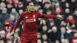 Bek Liverpool, Virgil van Dijk, saat melawan AFC Bournemouth pada laga Premier League di Stadion Anfield, Sabtu (9/2). Liverpool menang 3-0 atas AFC Bournemouth. (AP/Rui Vieira)
