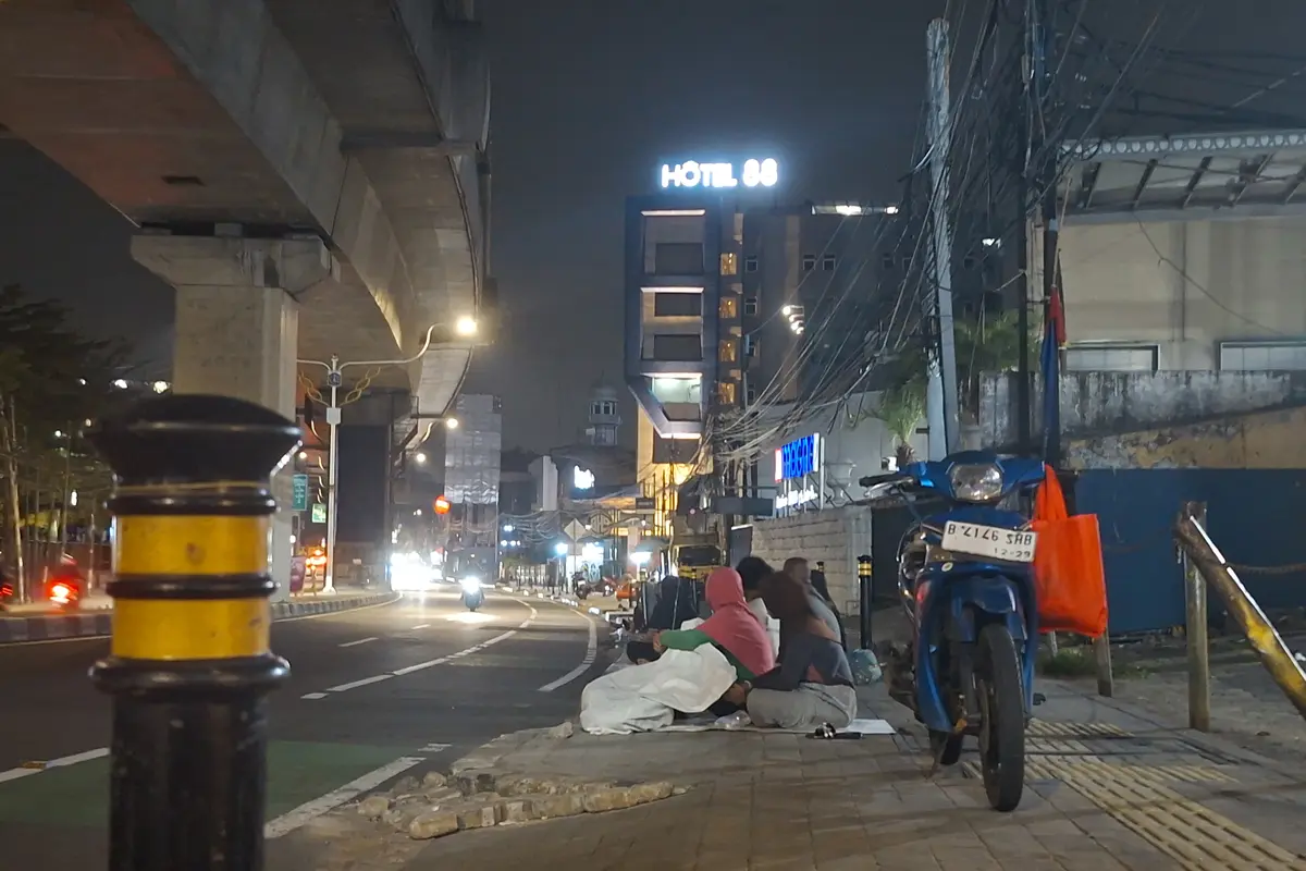 tuna wisma di Jalan Panglima Polim menunggu kedatangan sosok Pak Haji yang membagi uang