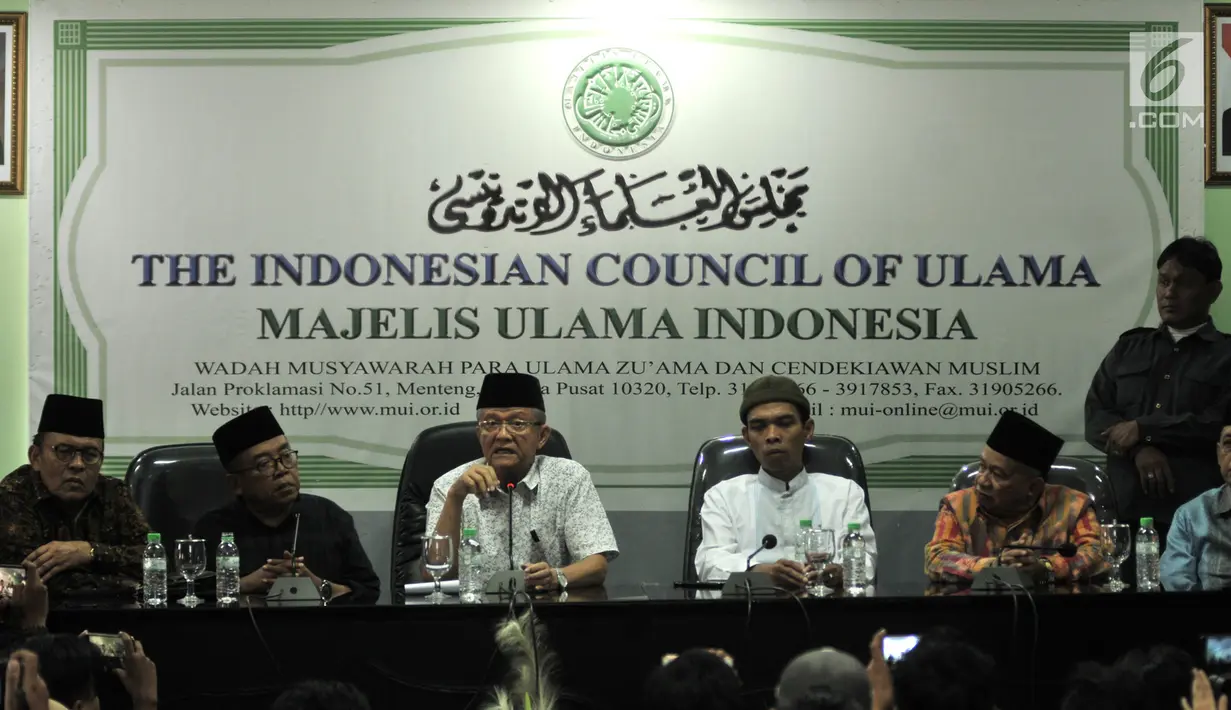 Ustaz Abdul Somad (ketiga kanan) didampingi Sekjen MUI Anwar Abas (ketiga kiri), Ketua MUI Bidang Luar Negeri Muhyiddin (kedua kanan) serta sejumlah petinggi MUI saat menggelar konpers usai pertemuan di Kantor MUI, Jakarta, Rabu (21/8/2019). (merdeka.com/Iqbal S. Nugroho)
