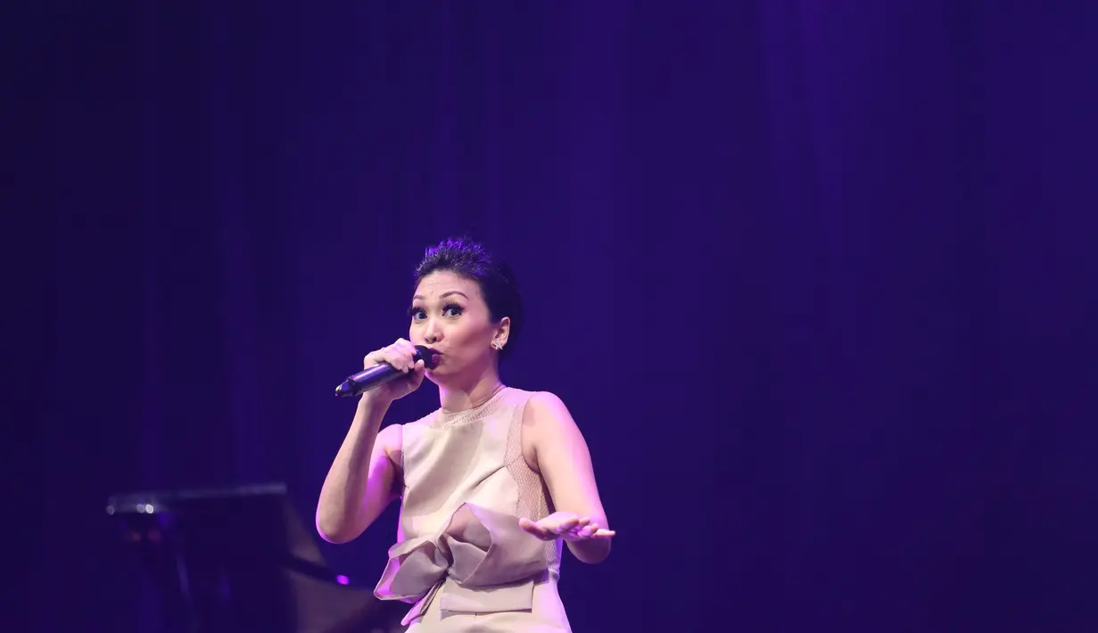 Penonton seperti tersihir dengan beberapa lagu midley yang dibawakan sangat centil. (Andy Masela/Bintang.com)
