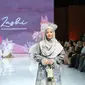 Padanan gamis warna hijau sage dengan hijab satin seperti Natasha Rizki beri kesan anggun. [Foto: Fimela/Adrian Utama P].