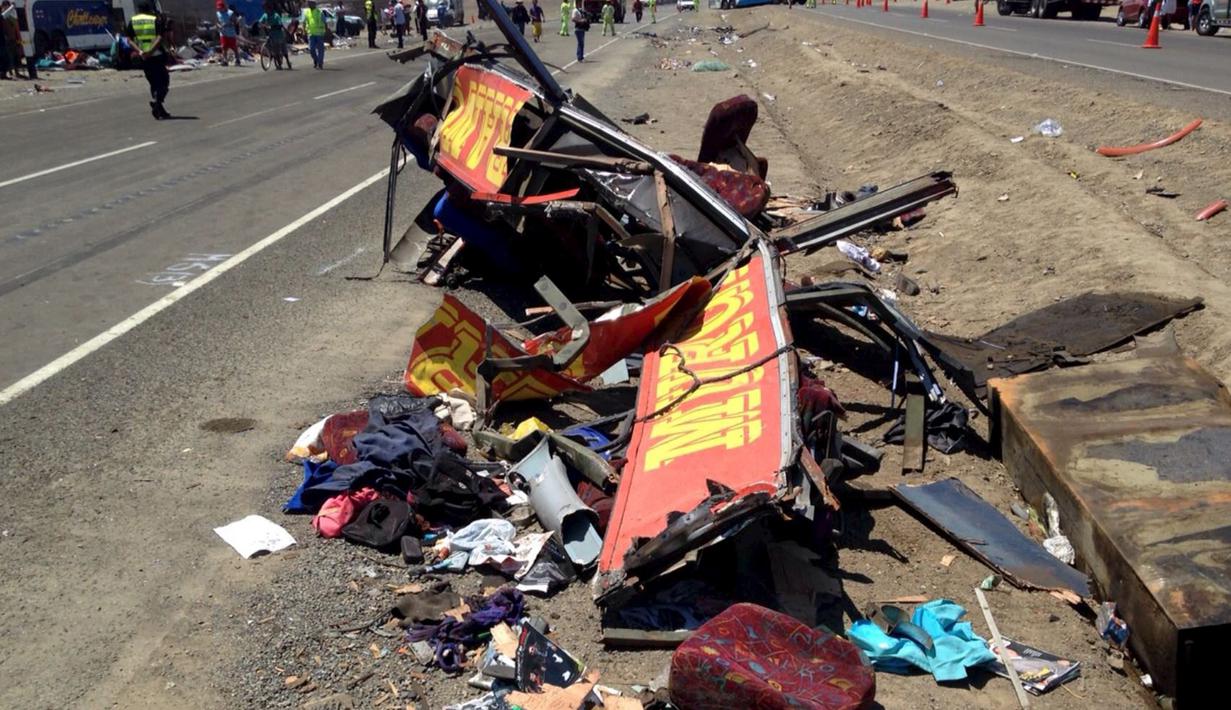  Puing-puing salah satu bus tampak berserakan di jalan tol Kota Huarmey, Peru, Senin (23/3/2015). Insiden ini setidaknya menewaskan  34 orang tewas dan 70 luka-luka lainnya. (REUTERS/Andina Agency)